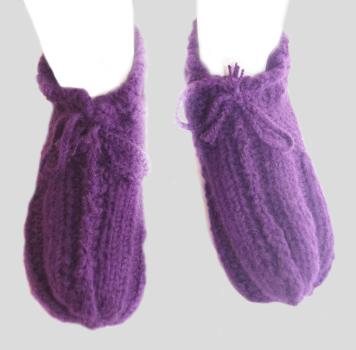 Knitted slippers in purple from polyester in size 40/41